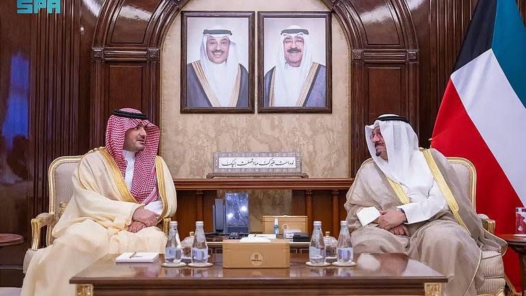 رئيس الوزراء الكويتي يستقبل وزير الداخلية ويبحثان تعزيز التعاون الثنائي