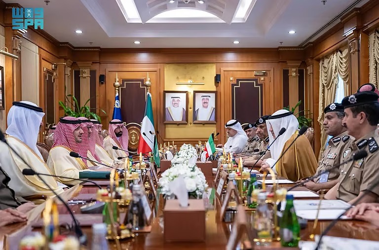 “وزير الداخلية” ونظيره الكويتي يعقدان جلسة مباحثات رسمية لتعزيز التعاون الأمني