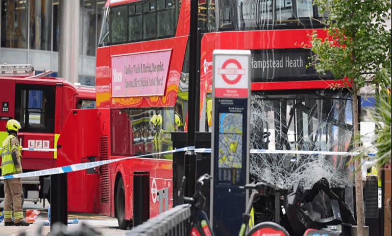 لندن.. اصطدام حافلة بالمشاة قرب محطة فيكتوريا وإصابة عدد من الأشخاص