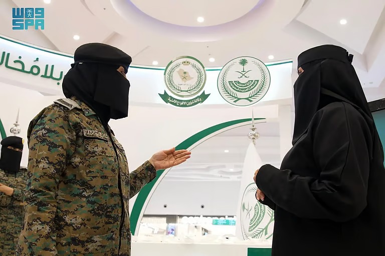 “الأفواج الأمنية” تقيم معرضًا توعويًا لدعم حملة “وطن بلا مخالف” بجازان