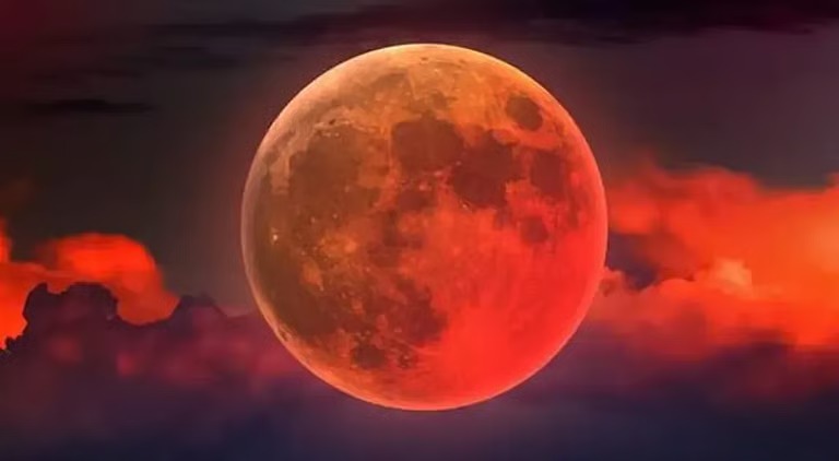 “القمر القرمزي”.. سماء المملكة تشهد خسوفًا قمريًّا كليًّا