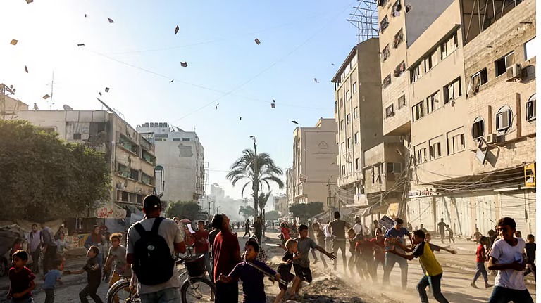 “تفريغ مدينة غزة”.. إسرائيل تجبر مليون فلسطيني على النزوح تحت نيران القصف