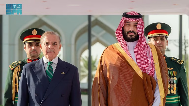 بيان مشترك بعد زيارة رئيس وزراء باكستان.. الرياض وإسلام آباد توقعان اتفاقية الدفاع الاستراتيجي