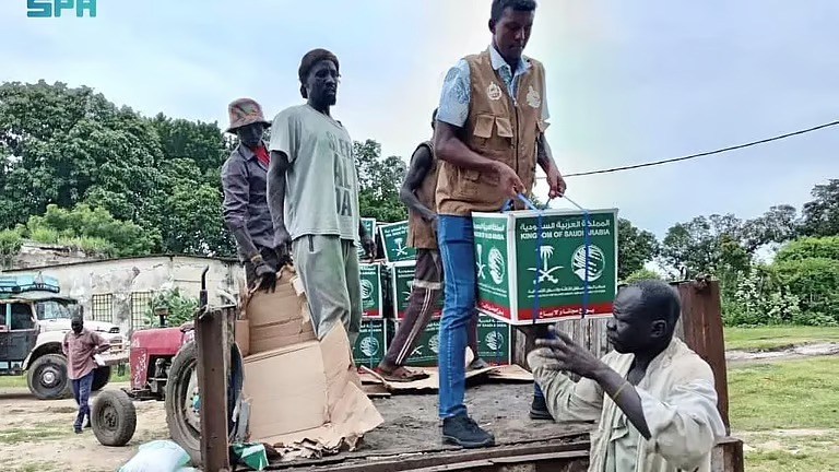 “إغاثي الملك” يوزع 1,817 سلة غذائية للمتضررين في النيل الأزرق بالسودان