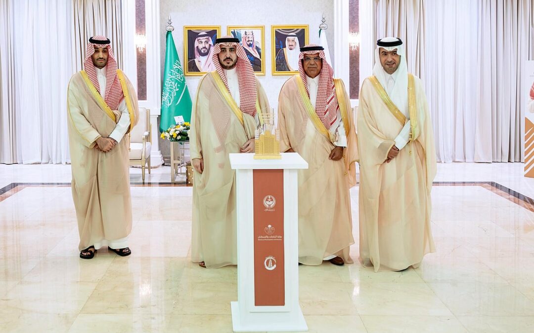 أمير الجوف يكرّم بنك anb احتفاء بتسليم الوحدات السكنية لمستحقيها في المنطقة