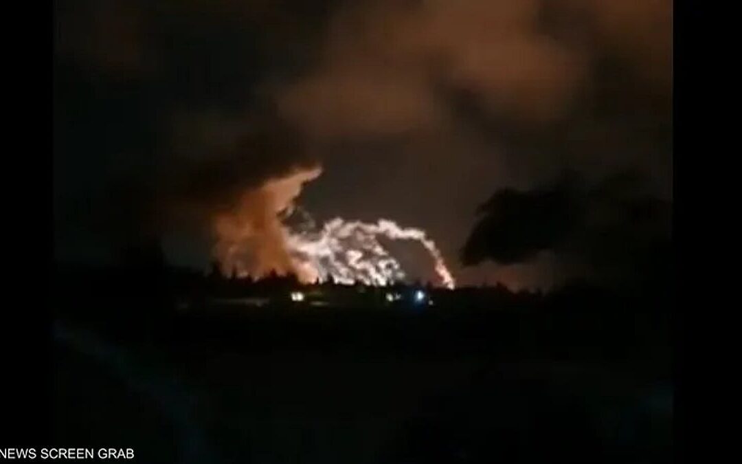 شاهد.. غارات صهيونية مكثفة تستهدف مواقع عسكرية في حمص واللاذقية