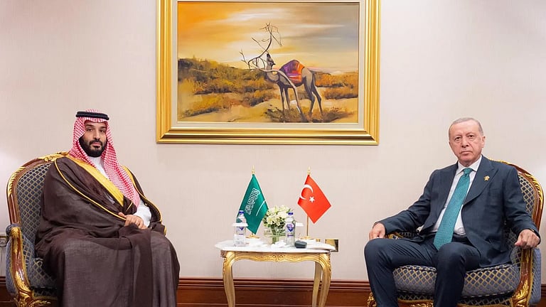 ولي العهد يلتقي أردوغان على هامش القمة العربية الإسلامية في الدوحة