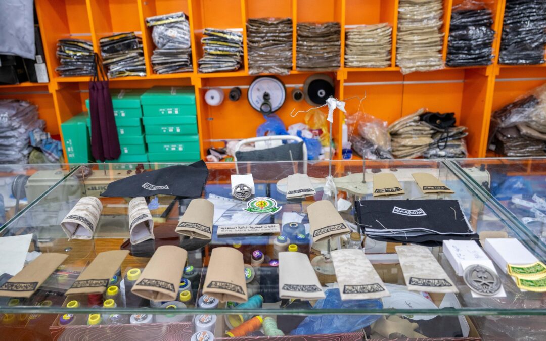 إغلاق 3 محال مخالفة لنظام بيع وخياطة الملابس العسكرية بالرياض