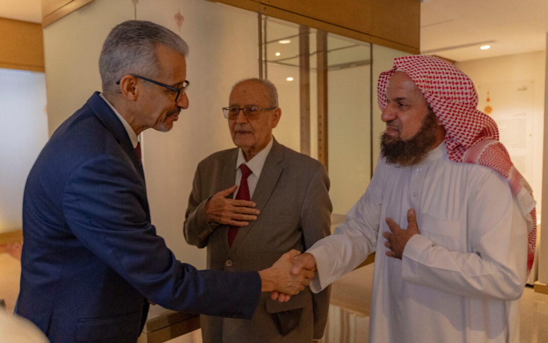 جولة لـ “وفد معهد المخطوطات العربية” في مركز الملك فيصل وإهداءات لإصدارات علمية متخصصة