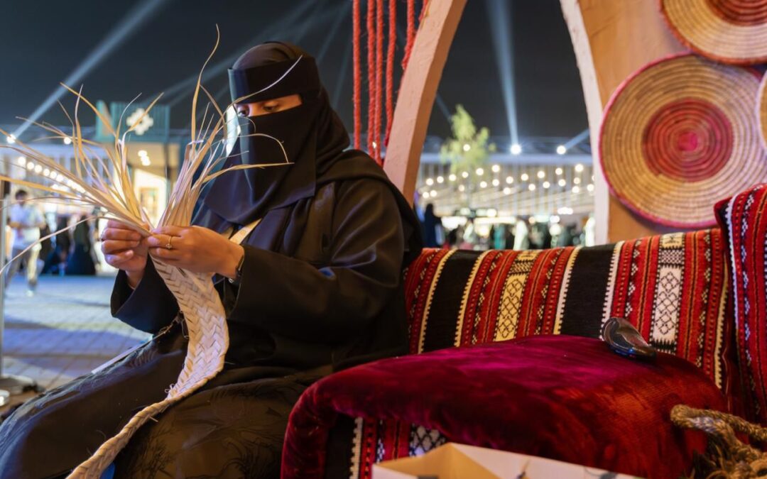 الحرف اليدوية تجذب زوار معرض الرياض الدولي للكتاب