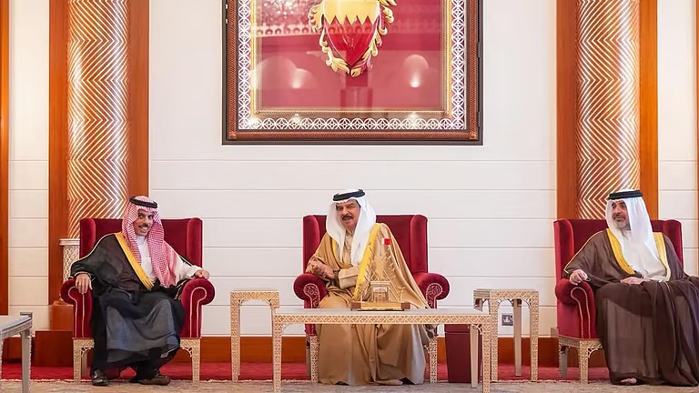 “ملك البحرين” يستضيف وزير الخارجية ويبحثان تعزيز العلاقات الثنائية