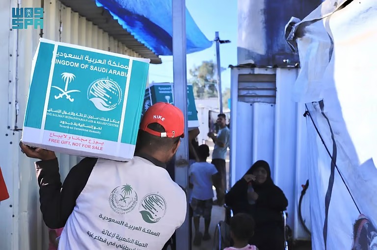 شاهد.. “إغاثي الملك” يواصل توزيع المساعدات الغذائية في قطاع غزة