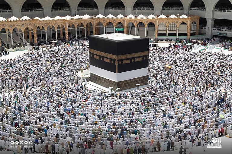 “جموع المعتمرين” يطوفون بالكعبة وسط أجواء روحانية
