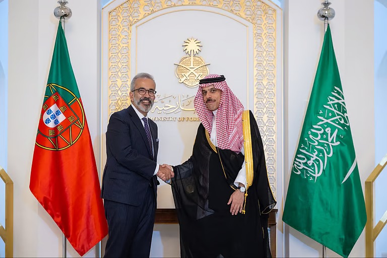 “وزير الخارجية” ونظيره البرتغالي يبحثان العلاقات الثنائية والمستجدات الدولية