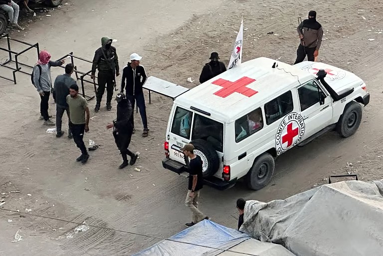 “الصحة الفلسطينية”: استلام رفات 45 شهيدًا أعادها الاحتلال عبر الصليب الأحمر