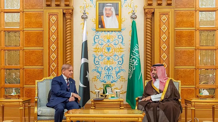 ولي العهد يلتقي رئيس وزراء باكستان ويبحثان العلاقات الثنائية وفرص الشراكة