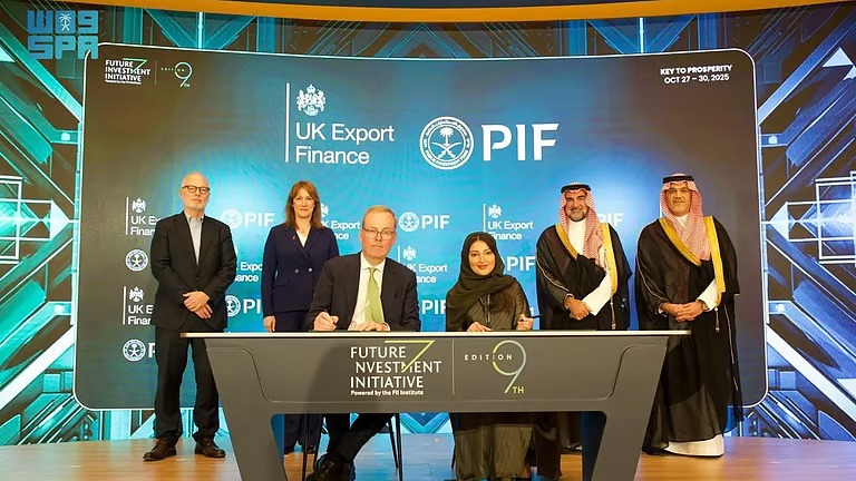 6.8 مليارات دولار دعمًا تمويليًا.. “الاستثمارات العامة” و”تمويل الصادرات البريطانية” يوقعان مذكرة تفاهم