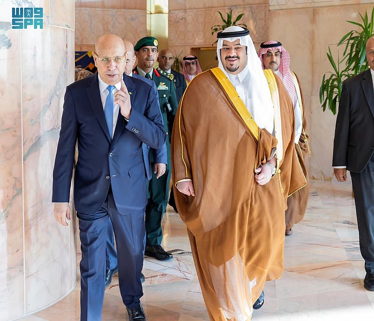 رئيس موريتانيا يغادر الرياض وفي مقدمة مودعيه نائب أمير المنطقة