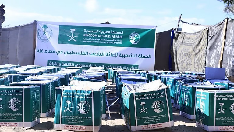 “إغاثي الملك” يوزع مساعدات لنازحي مواصي القرارة في غزة