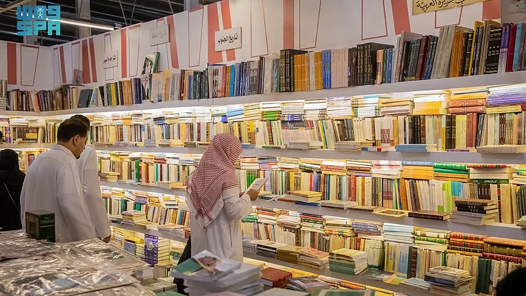 في معرض الرياض للكتاب.. ركن خاص يعرض مقتنيات من الصحف الورقية القديمة