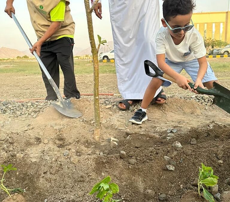 بيئة العاصمة المقدسة تُدشّن موسم التشجير 2025 بزراعة 300 شتلة