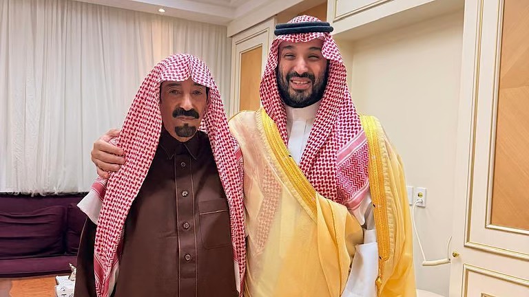 “ولي العهد” يزور الشيخ بدر الدويش للاطمئنان على صحته