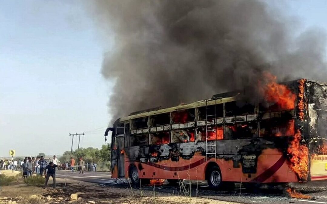 “مصرع 20 راكبًا” في حريق مروّع داخل حافلة شمالي الهند