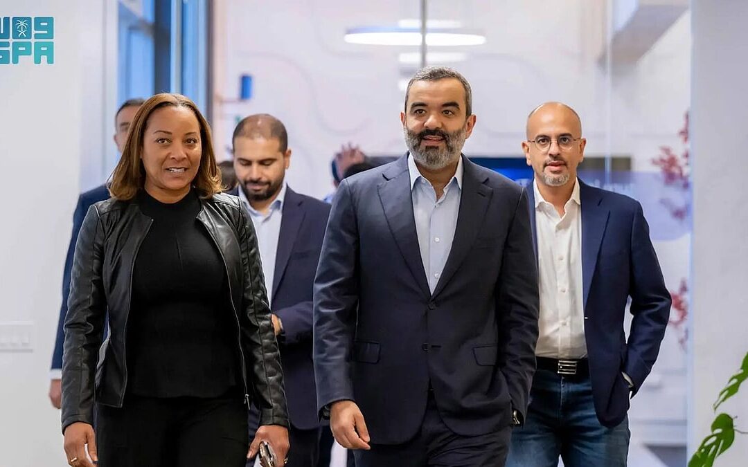 وزير الاتصالات يجتمع بالرئيسة التنفيذية لشركة waymo لتعزيز الشراكات في تقنيات القيادة الذاتية والتنقل الذكي
