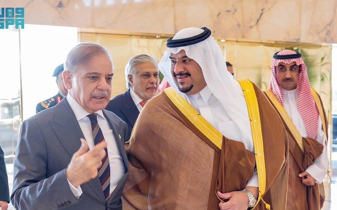 رئيس الوزراء الباكستاني يغادر الرياض وعلى رأس مودعيه نائب أمير المنطقة