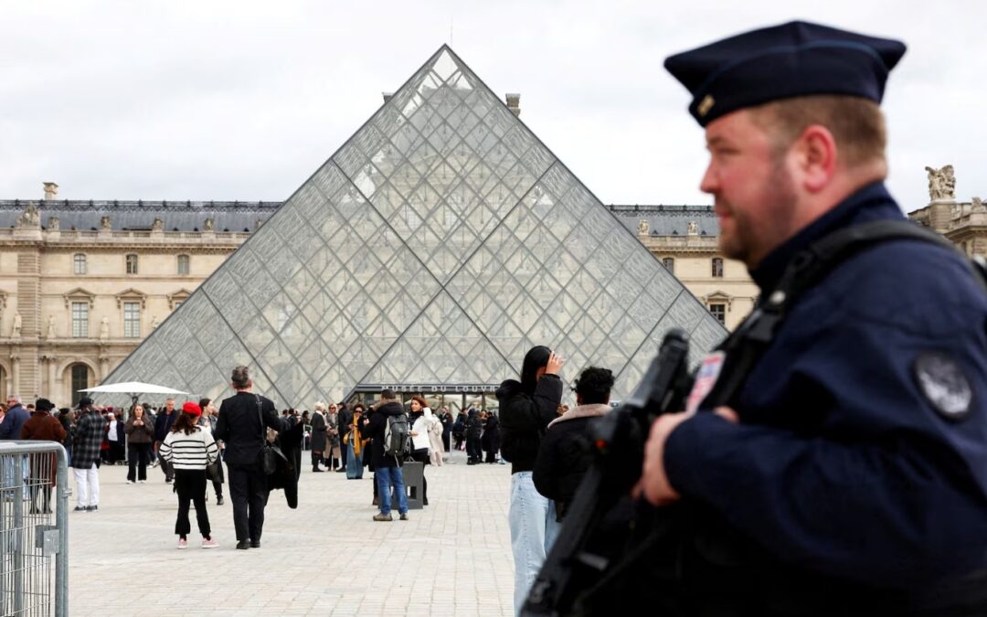 إطلاح سراح مشتبه بها في سرقة متحف اللوفر