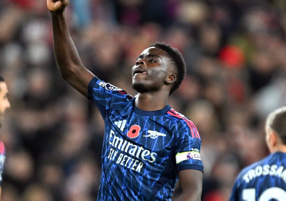 “ساكا” يرفض الحديث المبكر عن حصد الدوري الإنجليزي