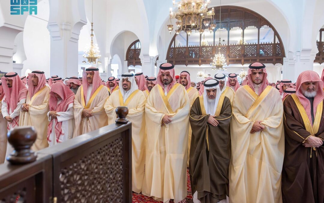 نائب أمير الرياض يؤدي صلاة الميت على عبدالله الشثري
