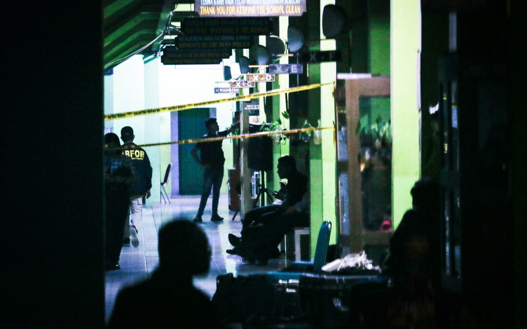 نحو 100 جريح في انفجارات داخل مسجد مدرسة في إندونيسيا