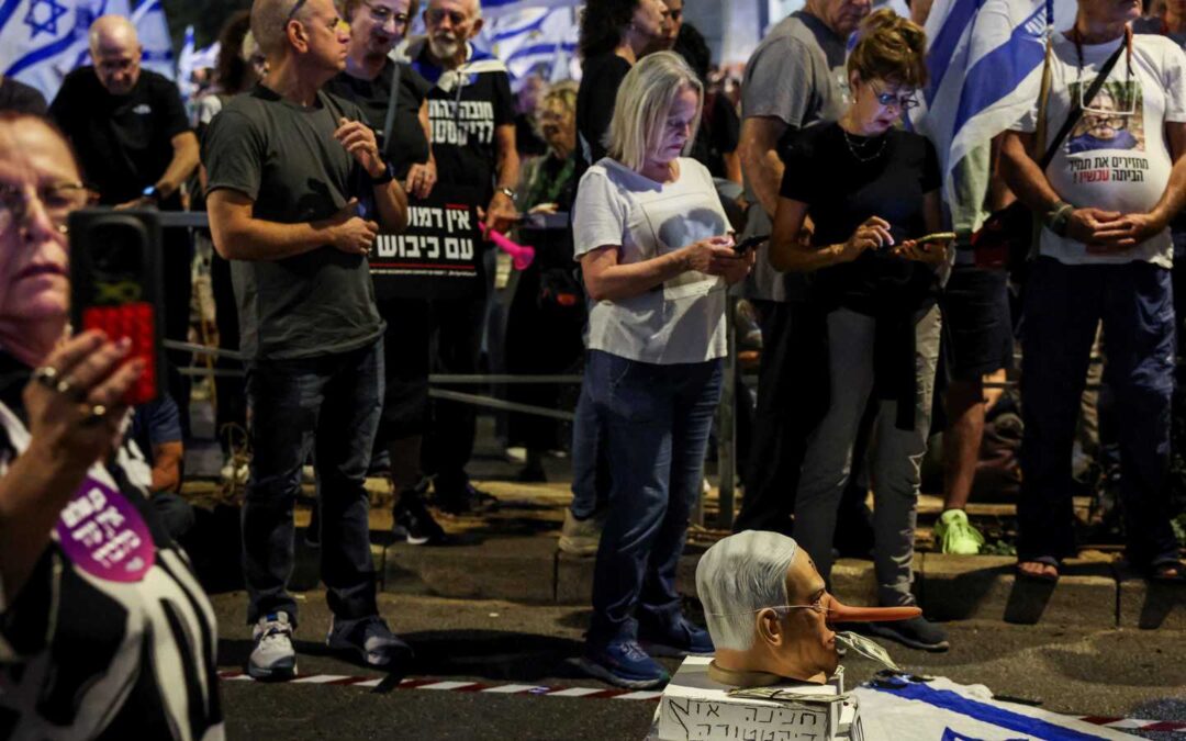 “المعارضة الصهيونية” تتعهد بتسريع الانتخابات وسط تظاهرات تطالب بإسقاط نتنياهو