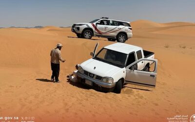 جوالو محمية نفوذ العريق ينقذون شابين علقت مركبتهما في منطقة وعرة
