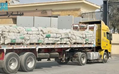 مساعدات إنسانية سعودية تعبر منفذ رفح نحو غزة