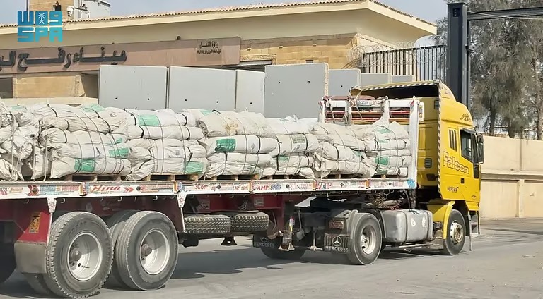 مساعدات إنسانية سعودية تعبر منفذ رفح نحو غزة
