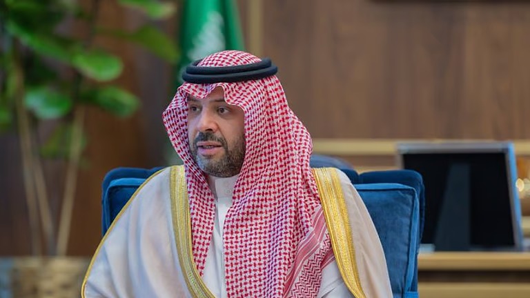 “أمير الشمالية” يستضيف رئيس نادي عرعر وأعضاء مجلس الإدارة