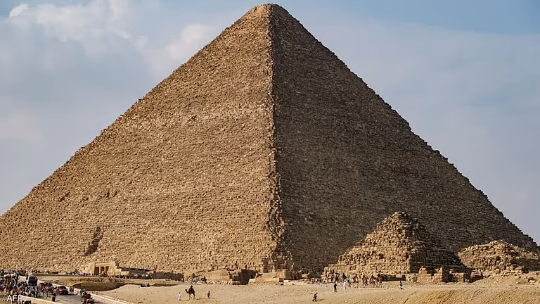 زاهي حواس: مصر تعلن عن “كشف أثري كبير” داخل هرم خوفو العام المقبل