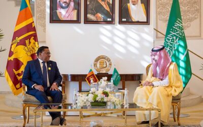 “وزير الخارجية” يستقبل نظيره السريلانكي ويهديه طابعًا تذكاريًا بمناسبة 50 عامًا من العلاقات