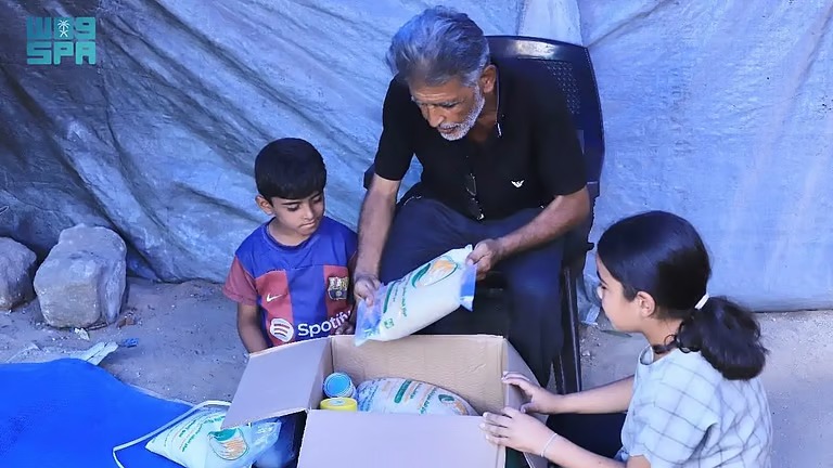 “إغاثي الملك”.. يوزّع مساعدات غذائية على 17 ألف طفل في شمال وجنوب غزة