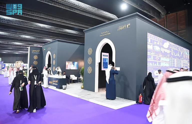 “رحلة الحواس الخمس”.. تجربة تفاعلية تنقل زوار مؤتمر الحج من الكعبة إلى الروضة