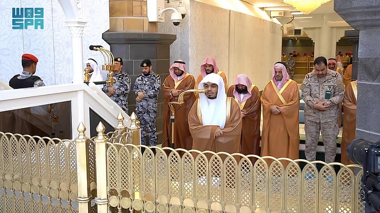 جموع المصلين تؤدي صلاة الاستسقاء