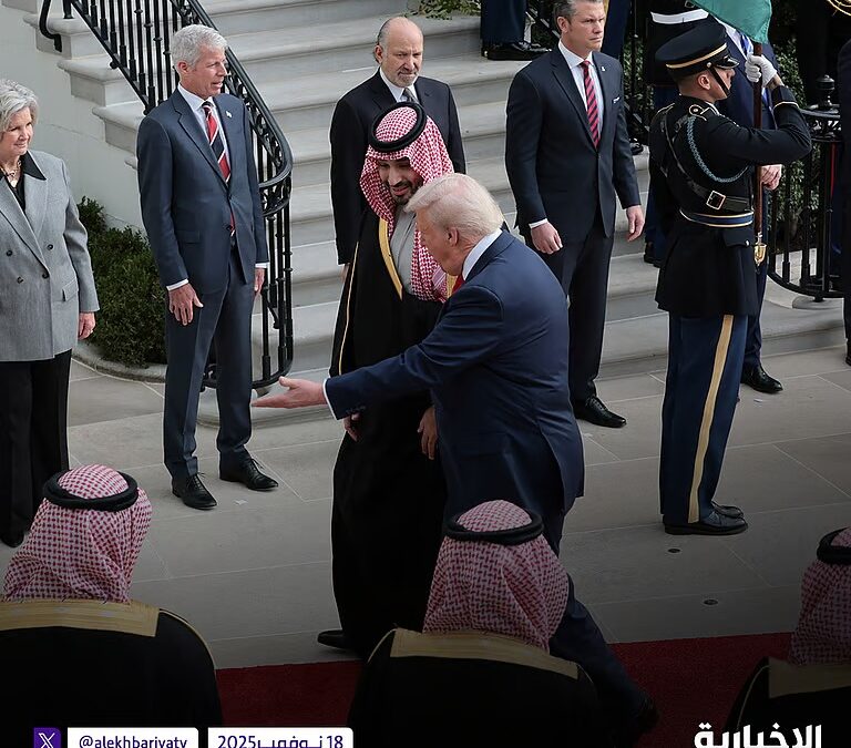 “ولي العهد والرئيس الأميركي” يلتقطان صورة تذكارية في البيت الأبيض قبل التوجّه إلى المكتب البيضاوي