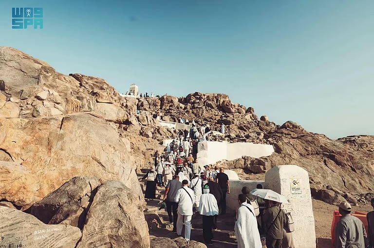 “جبل الرحمة” يستقطب أكثر من 10 آلاف زائر يوميًّا