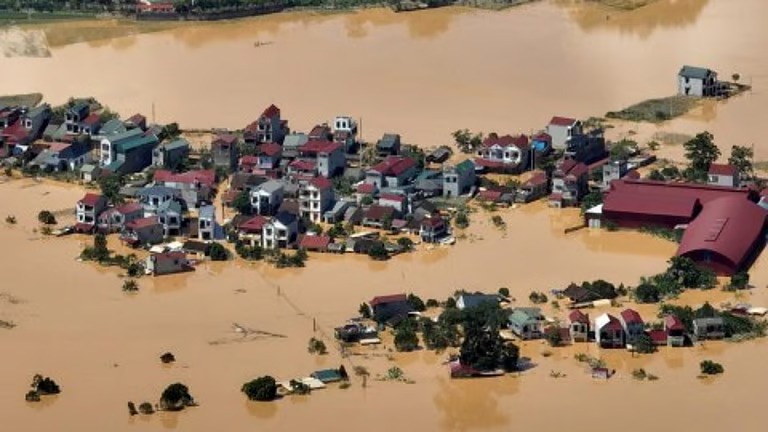 حصيلة فيضانات فيتنام ترتفع إلى 90 شخصًا