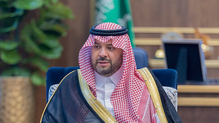 “أمير الحدود الشمالية” يُدشّن مشاريع بلدية بـ57 مليون ريال ويُسلّم وحدات سكنية ويُطلق حزمًا صحية بطريف