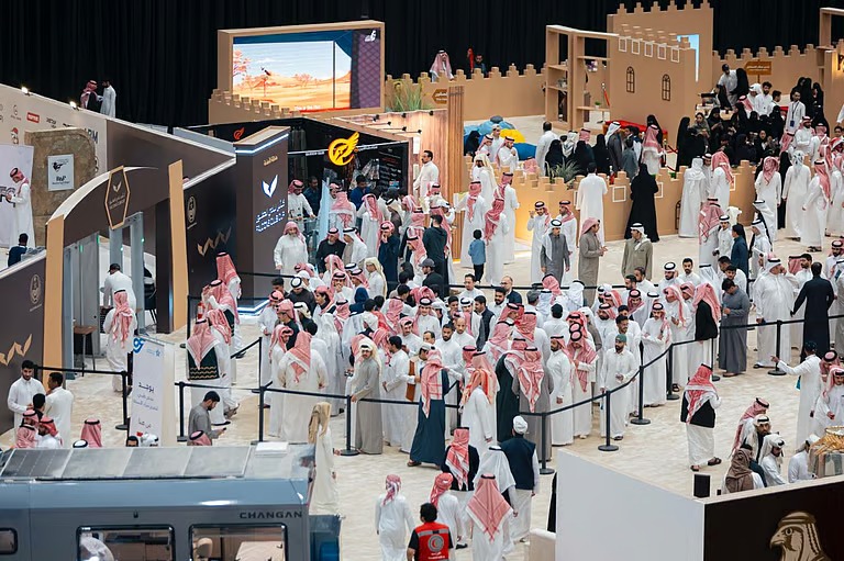 زحام لافت في فعاليات كأس نادي الصقور السعودي بالظهران