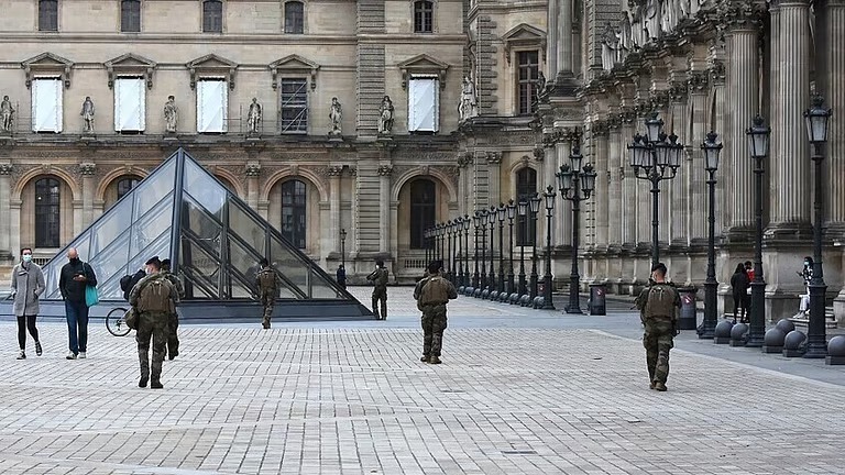 فرنسا: توقيف 4 مشتبهين جدد في سرقة مجوهرات اللوفر