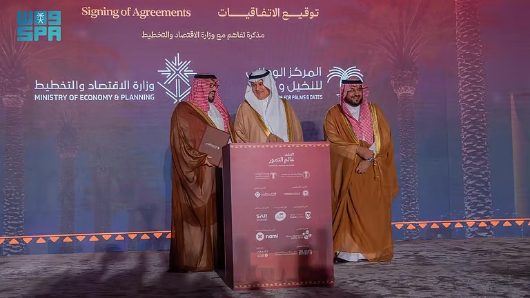 “وزير البيئة” يشهد توقيع 12 اتفاقية تعزز ريادة المملكة في قطاع التمور